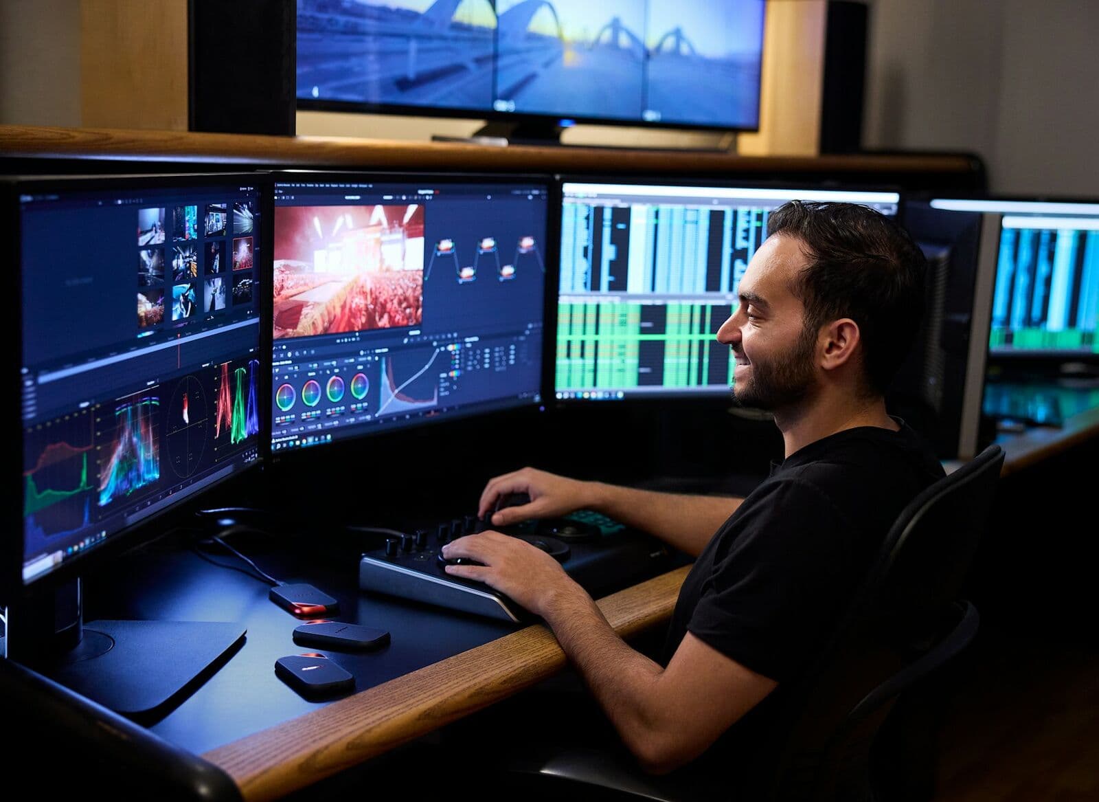 Colorista trabajando en DaVinci Resolve con varios monitores